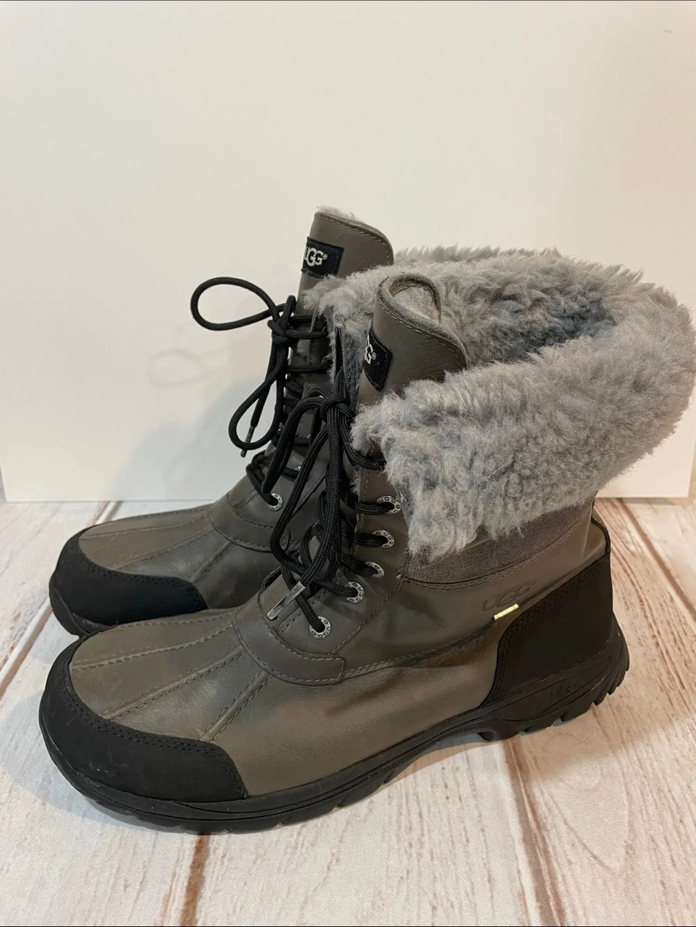 UGG Butte Boots Mens 11.5 Olive Gray Lace-Up Fold Over Shearling Vibram Sole
